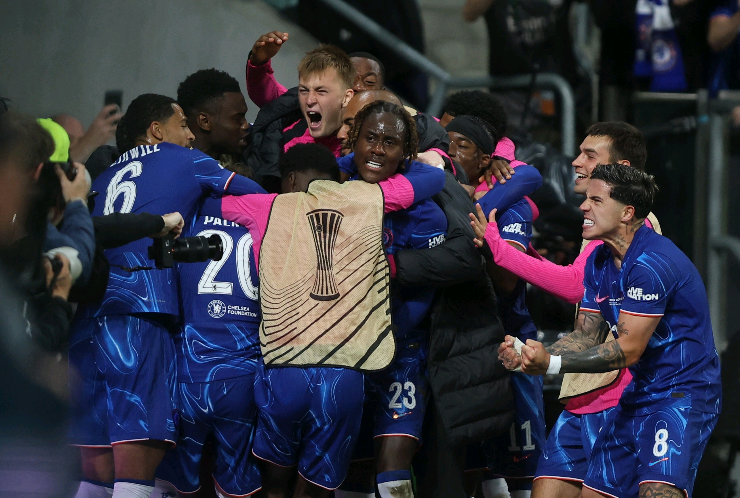 关于欧超杯集结日走向成谜，法兰克福内部沟通，态度坚定，训练强度明显提升的信息