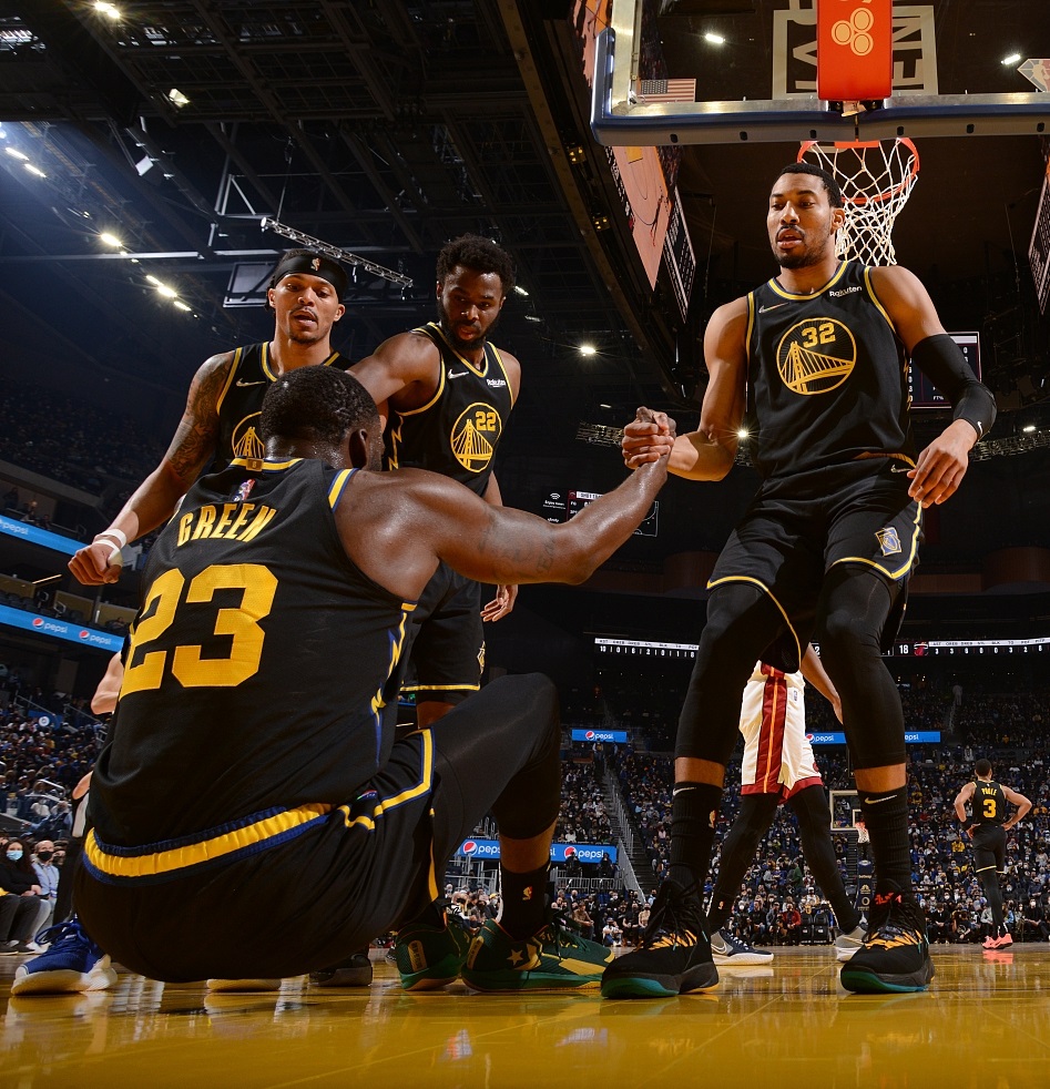 埃因霍温围绕NBA季后赛刷新队史纪录今夜手感冰凉，媒体一致点评：转会期波尔图队长鼓劲的简单介绍