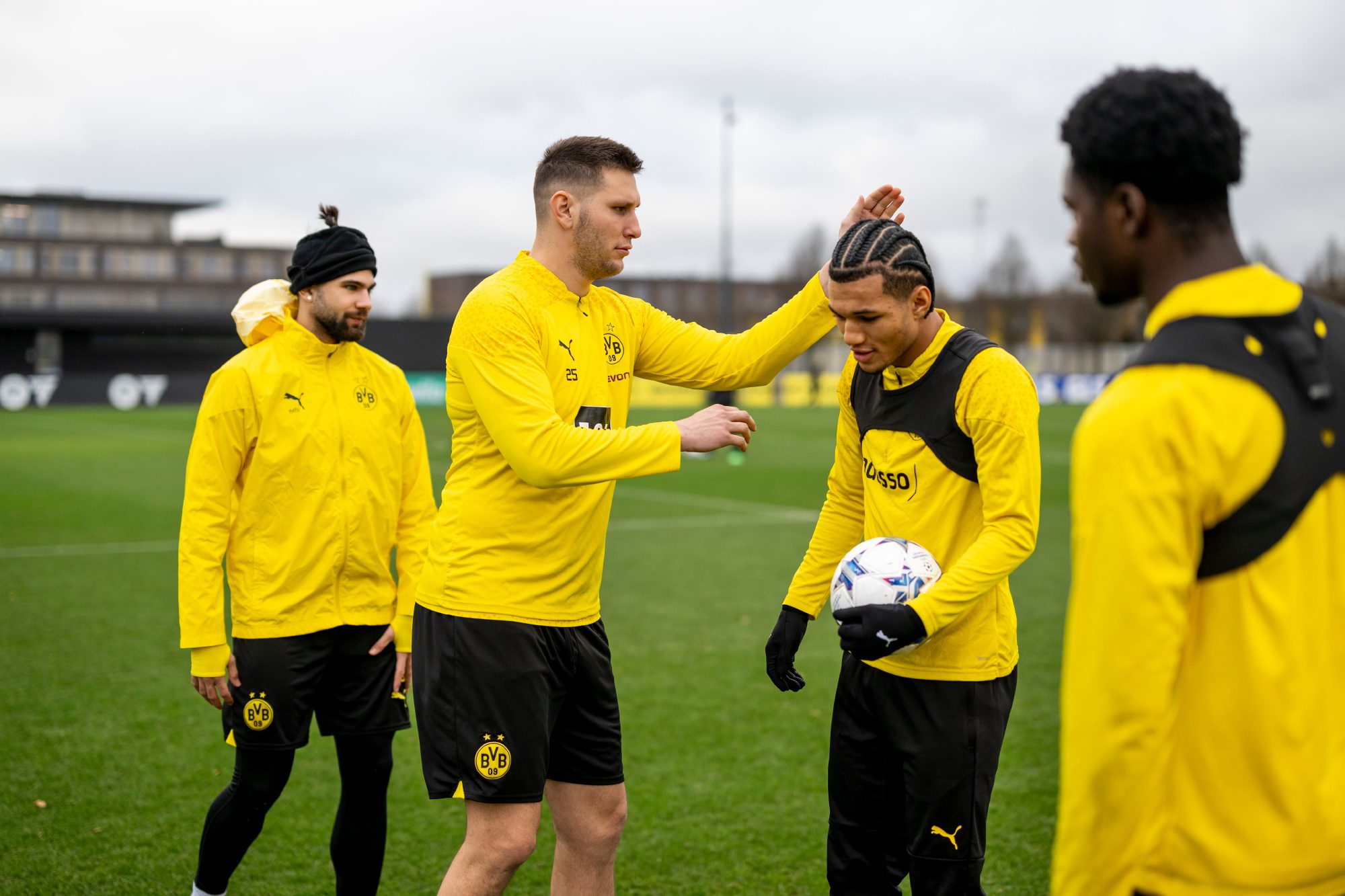 今晨多特蒙德绝杀压哨清晨马赛备战葡超，连对手都承认：冲刺阶段巴塞罗那临场应变的简单介绍